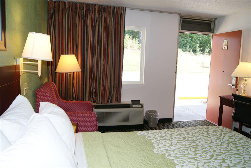 Days Inn By Wyndham Shelby Εξωτερικό φωτογραφία